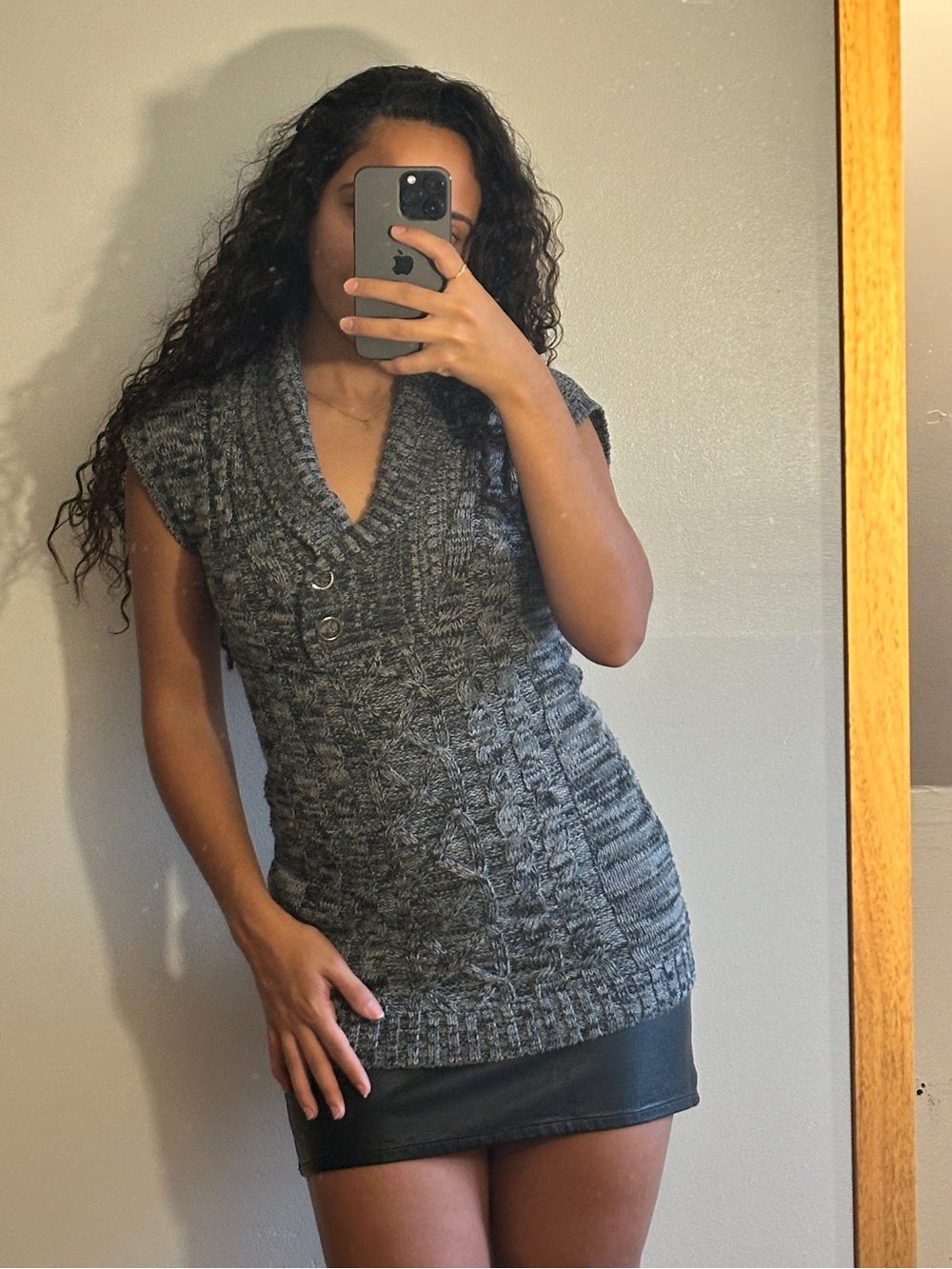 Hooked Up by IOT Gray Cable Knit V-Neck Sleeveless Sweater Tunic